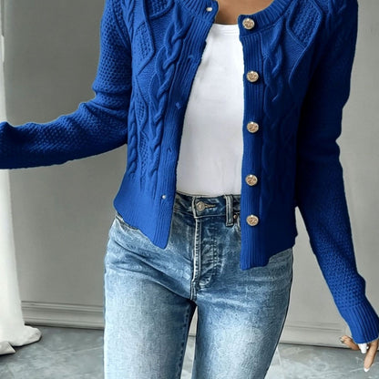 Cárdigan cropped combinado con look de oficina elegante