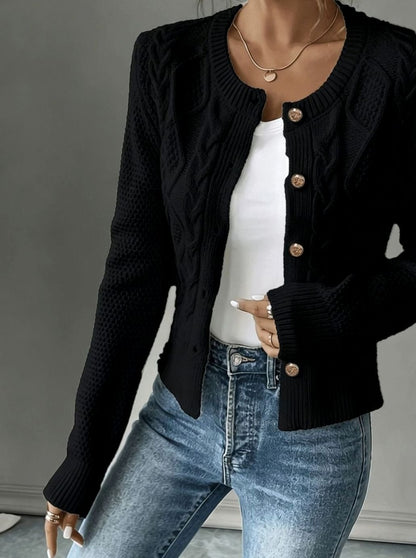 Cárdigan cropped combinado con camiseta blanca y vaqueros