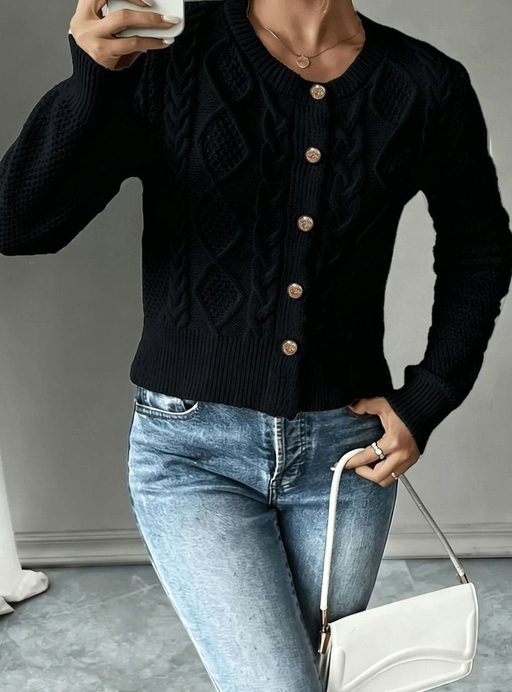 Vista trasera del cárdigan cropped de punto