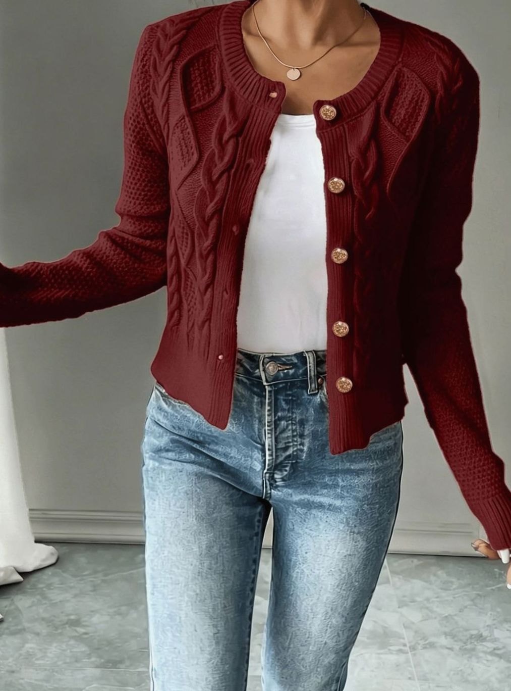 Cárdigan cropped en look casual de oficina