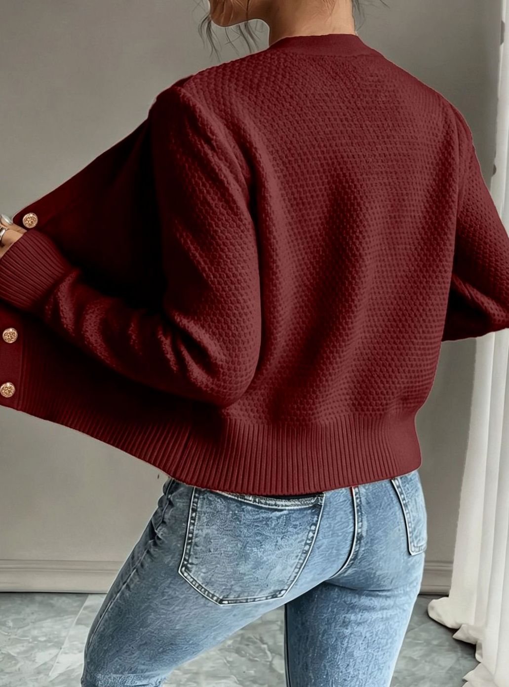 Modelo luciendo el cárdigan cropped sobre blusa