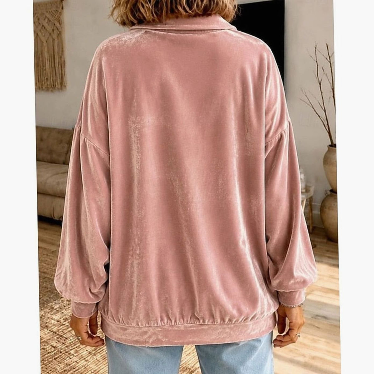 Detalle del cuello solapa y botonadura del jersey de terciopelo TALVESSA