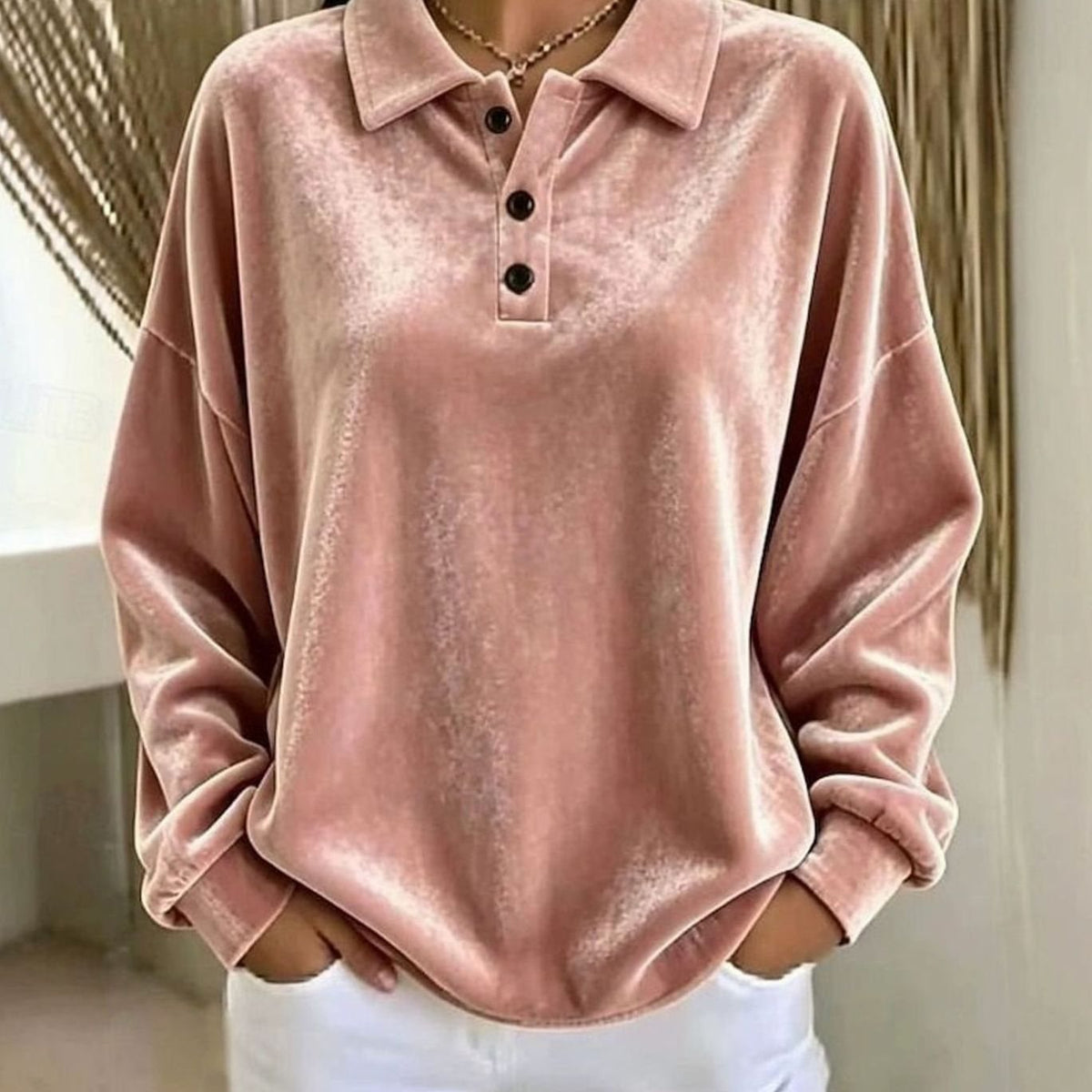 Jersey oversize de terciopelo combinado con look casual para mujer