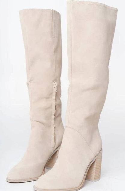 Detalle del tacón grueso apilado y cremallera lateral de las botas altas beige