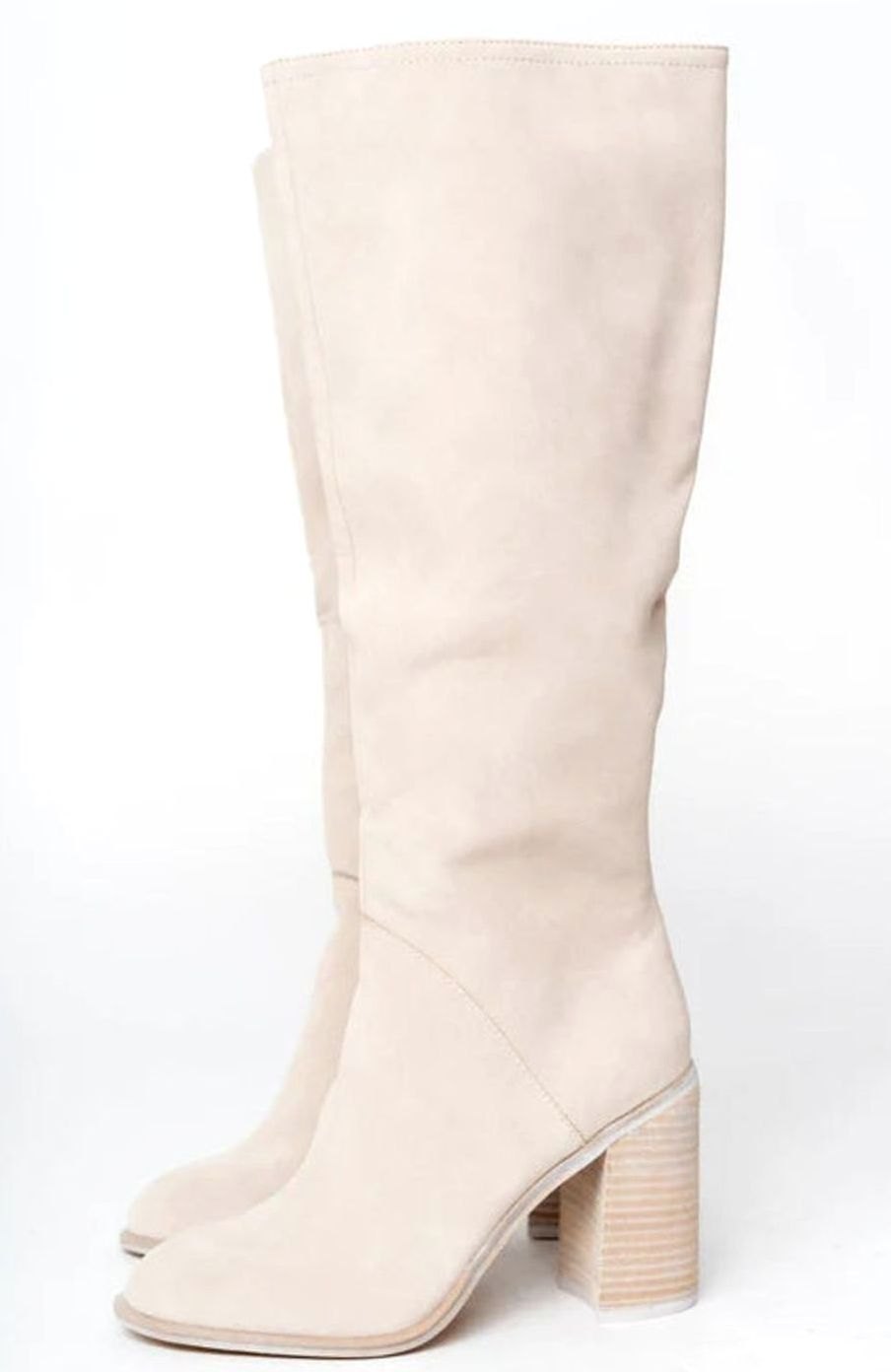 Botas hasta la rodilla efecto ante combinadas con un look de invierno
