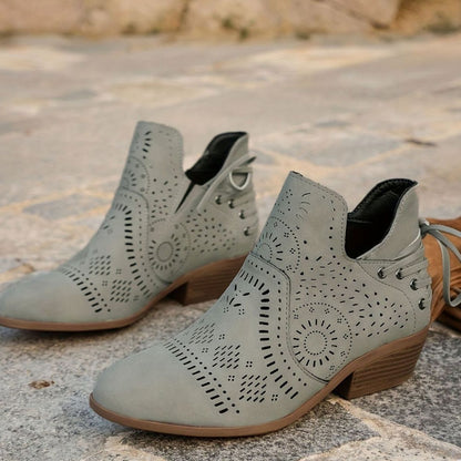 Botines TALYX combinados con falda midi para un look femenino