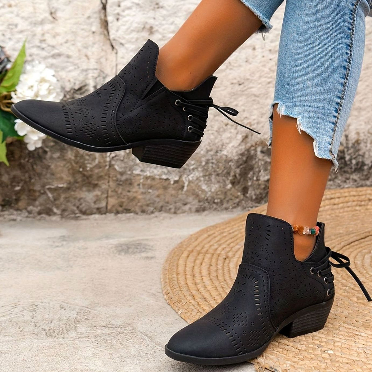 Botines TALYX usados con pantalón ancho para un estilo urbano