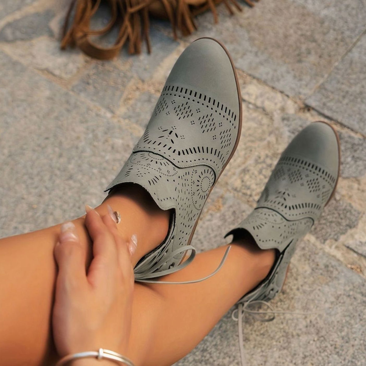 Botines TALYX sobre superficie de madera resaltando su diseño