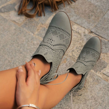 Botines TALYX sobre superficie de madera resaltando su diseño