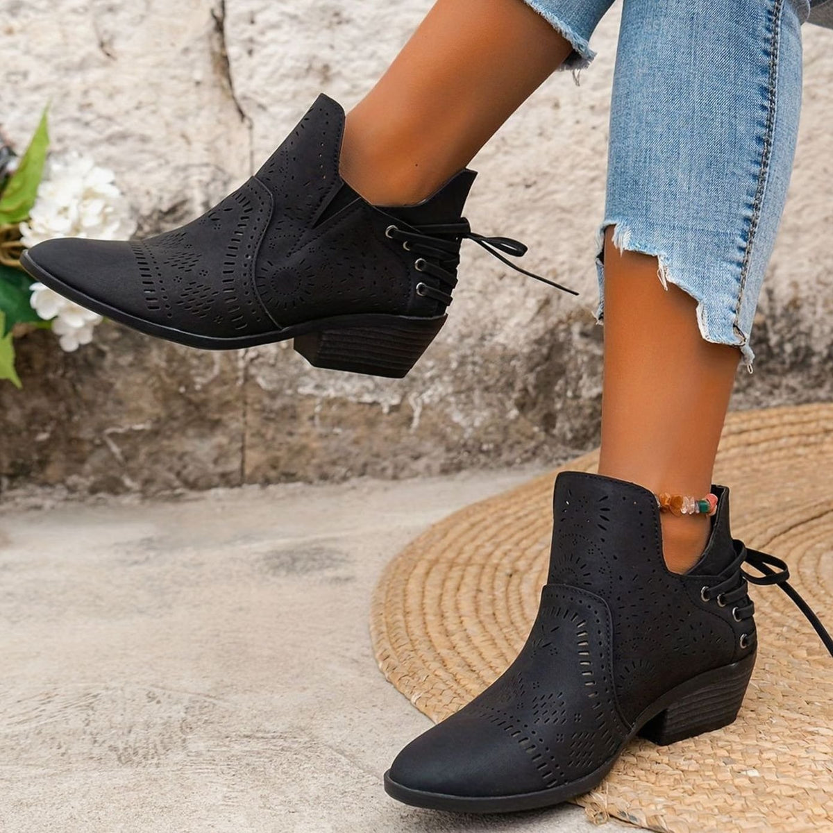 Primer plano del calado floral en los botines TALYX