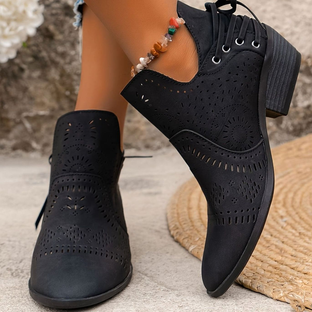 Botines TALYX puestos, mostrando el ajuste al tobillo