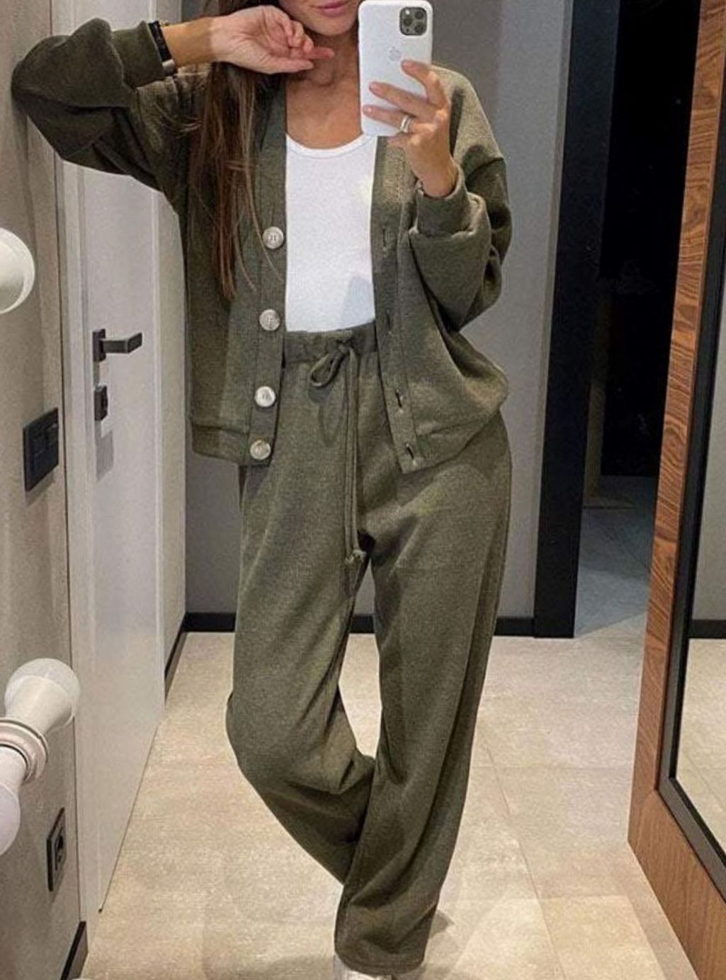 Mujer con conjunto de cárdigan y pantalón ancho de cordón en look casual