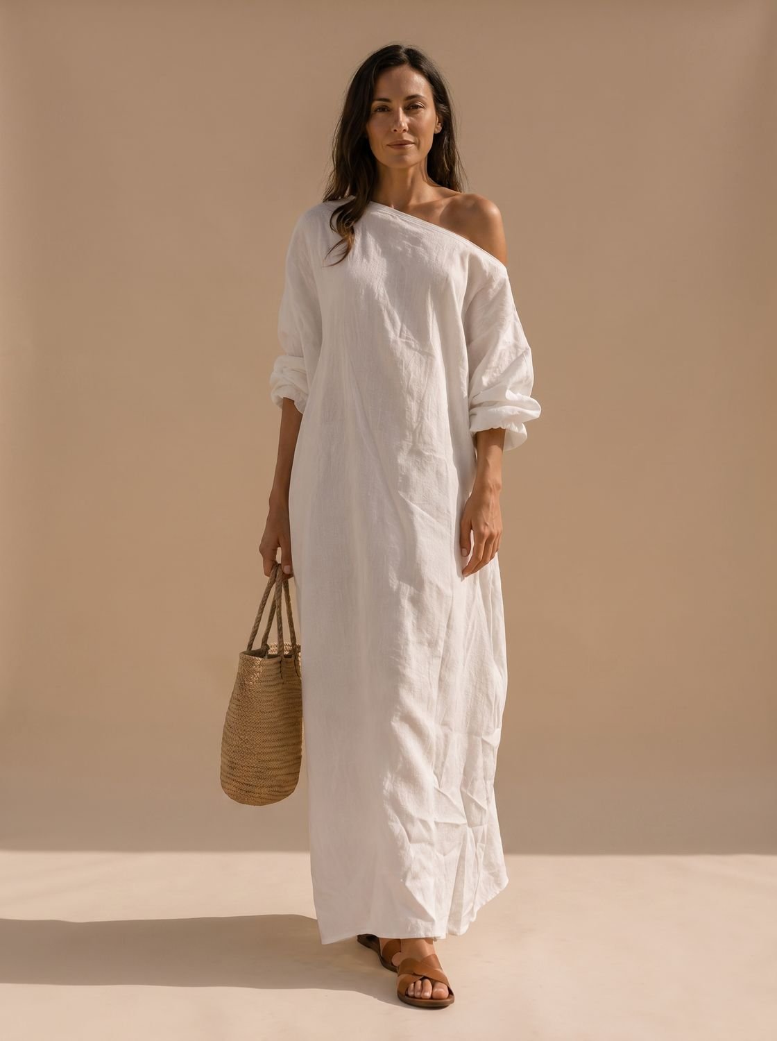 Vestido maxi boho TAMORA de un solo hombro y manga ancha en tono neutro