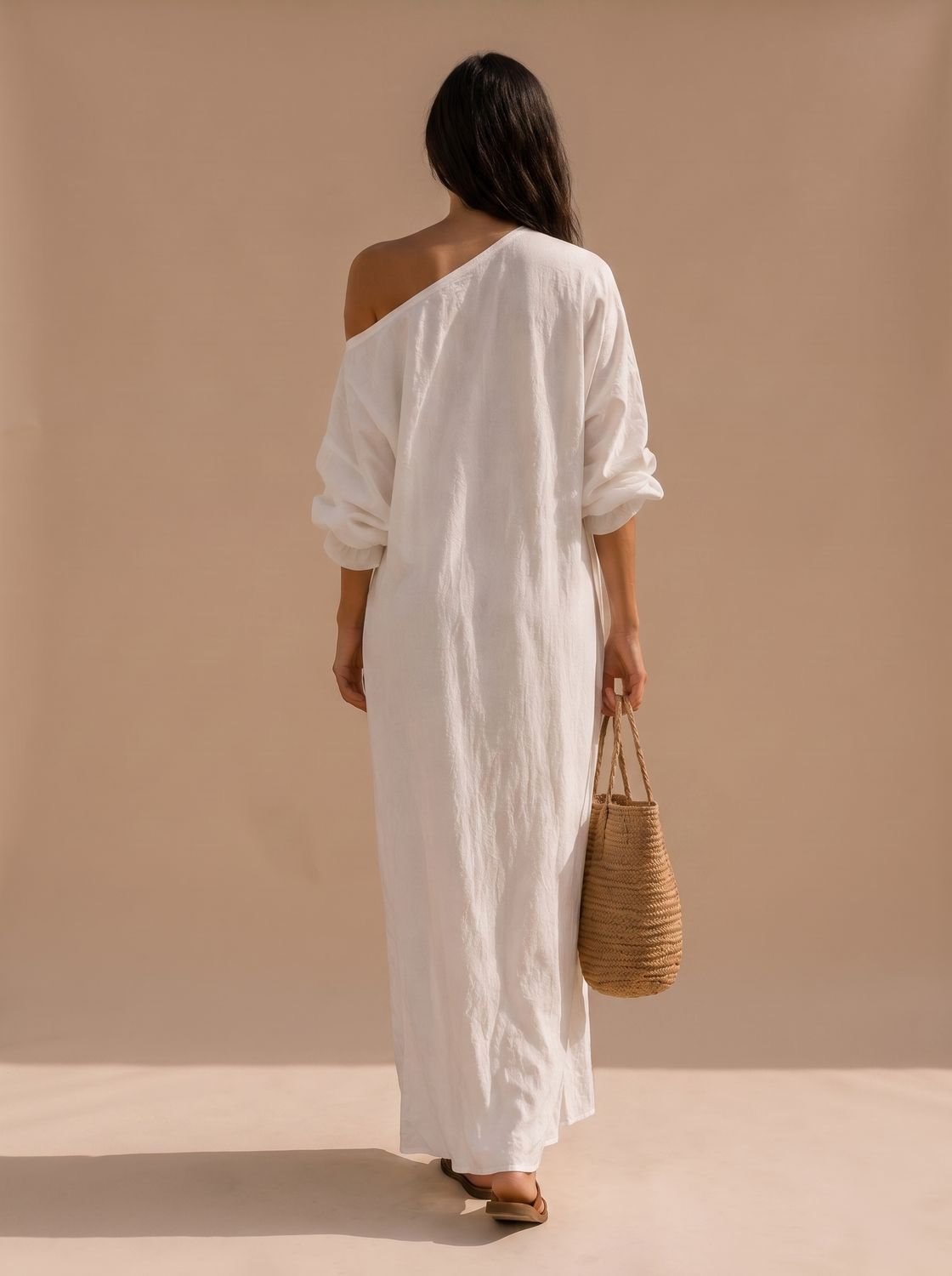 Mujer luciendo el vestido largo boho TAMORA en un entorno exterior