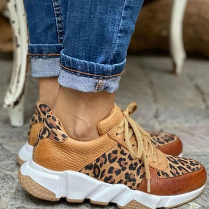 Detalle del cierre de cordones planos en zapatillas chunky animal print