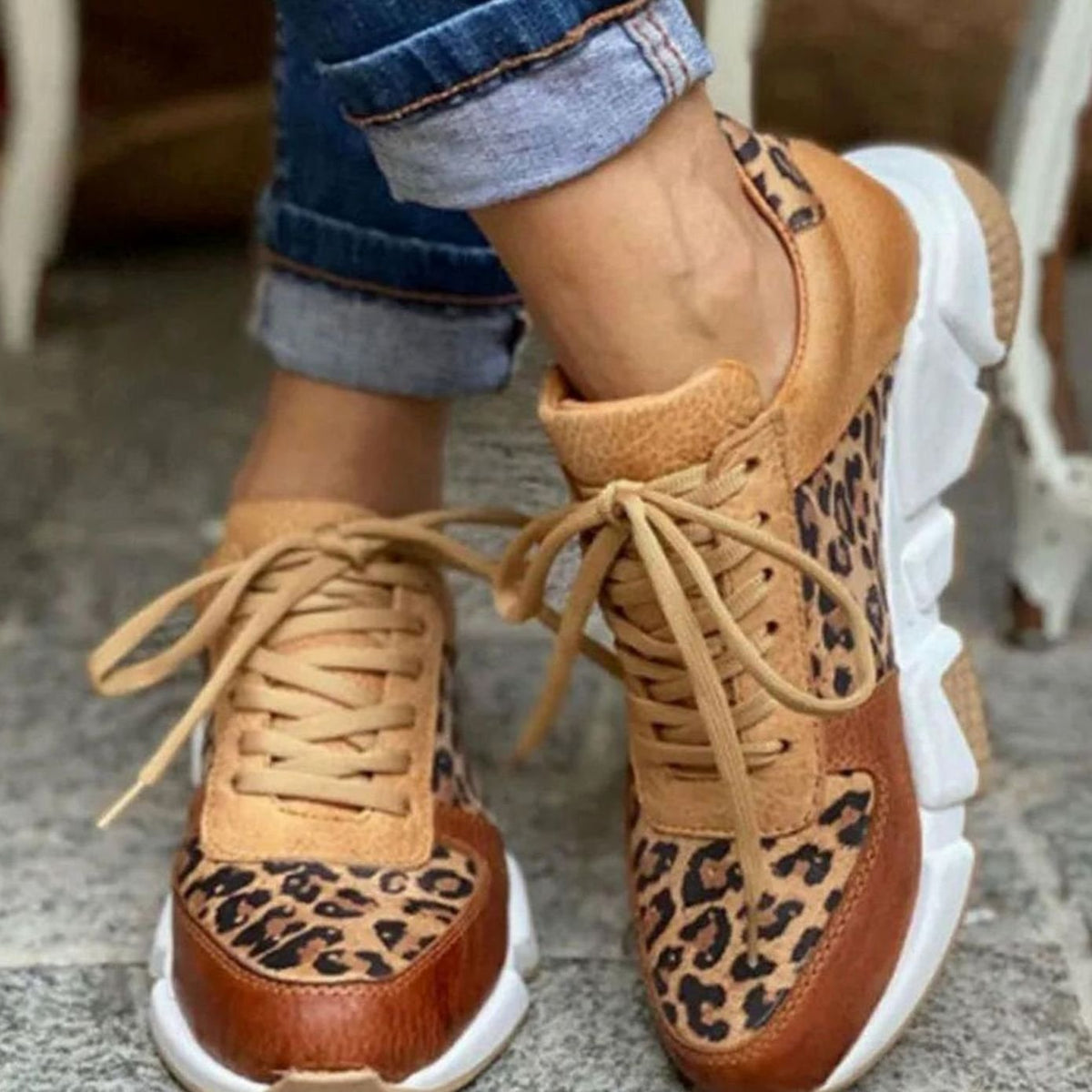 Zapatillas de mujer estampado leopardo combinadas con look casual urbano