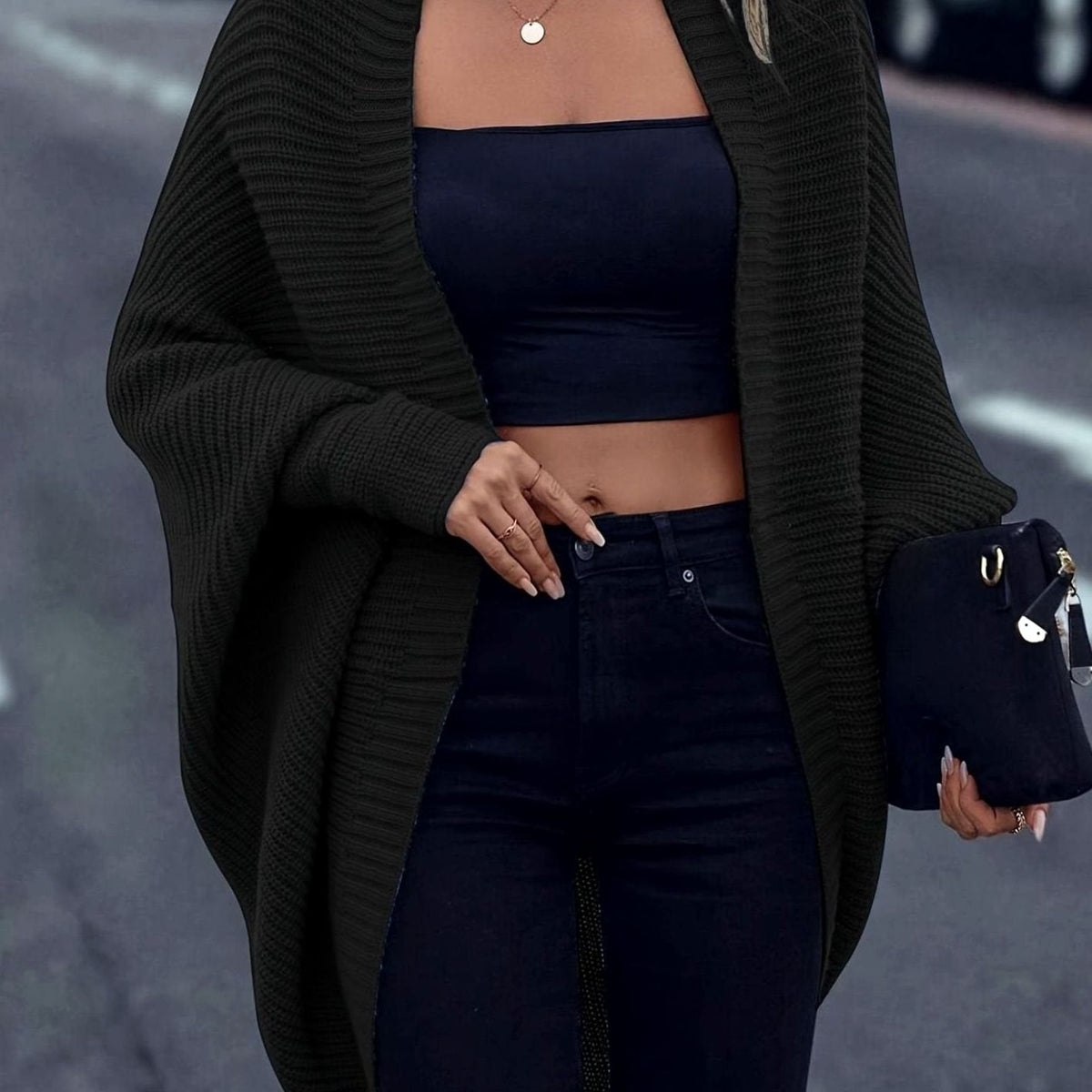 Mujer con cárdigan oversize de punto largo abierto TAVESSA en look casual