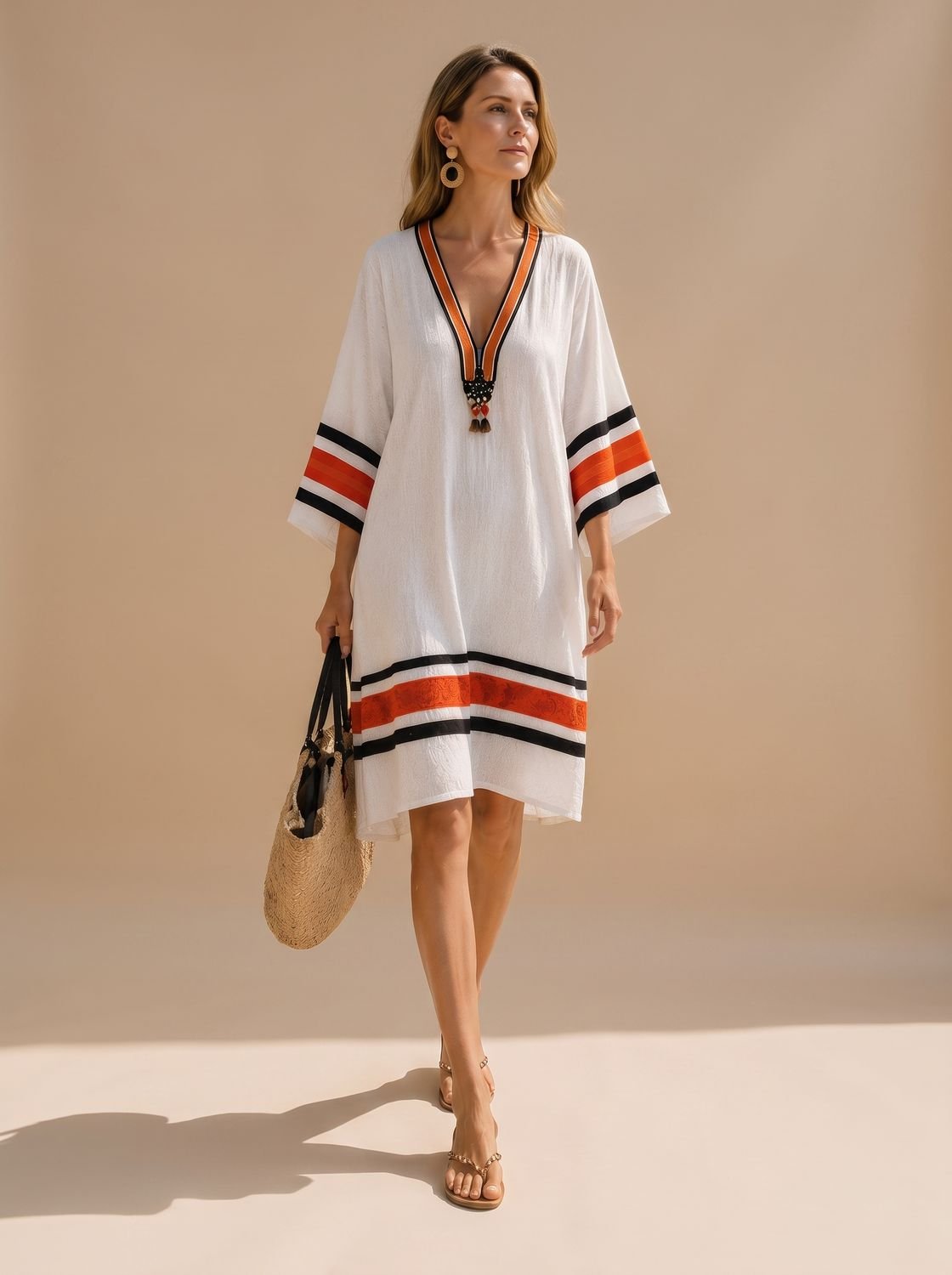 Mujer con vestido kaftán midi boho de escote en V con borlas y ribetes de rayas