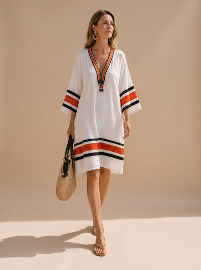 Mujer con vestido kaftán midi boho de escote en V con borlas y ribetes de rayas