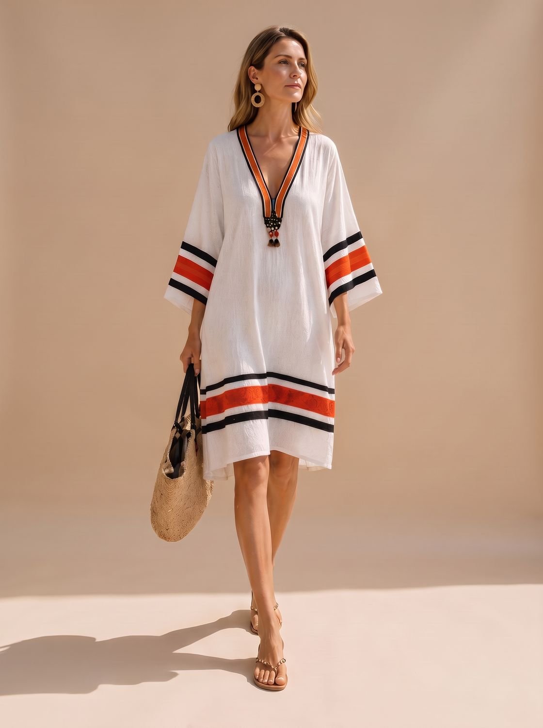 Detalle del escote con borlas de abalorios del vestido kaftán boho
