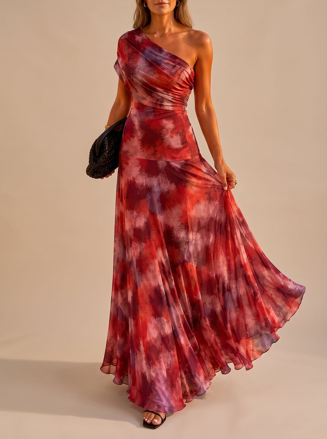 Mujer con vestido largo boho de un hombro TAZURI con estampado degradado