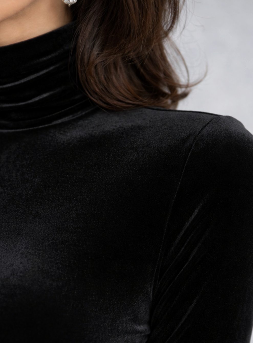 Vestido de cóctel de terciopelo con manga larga y cuello vuelto