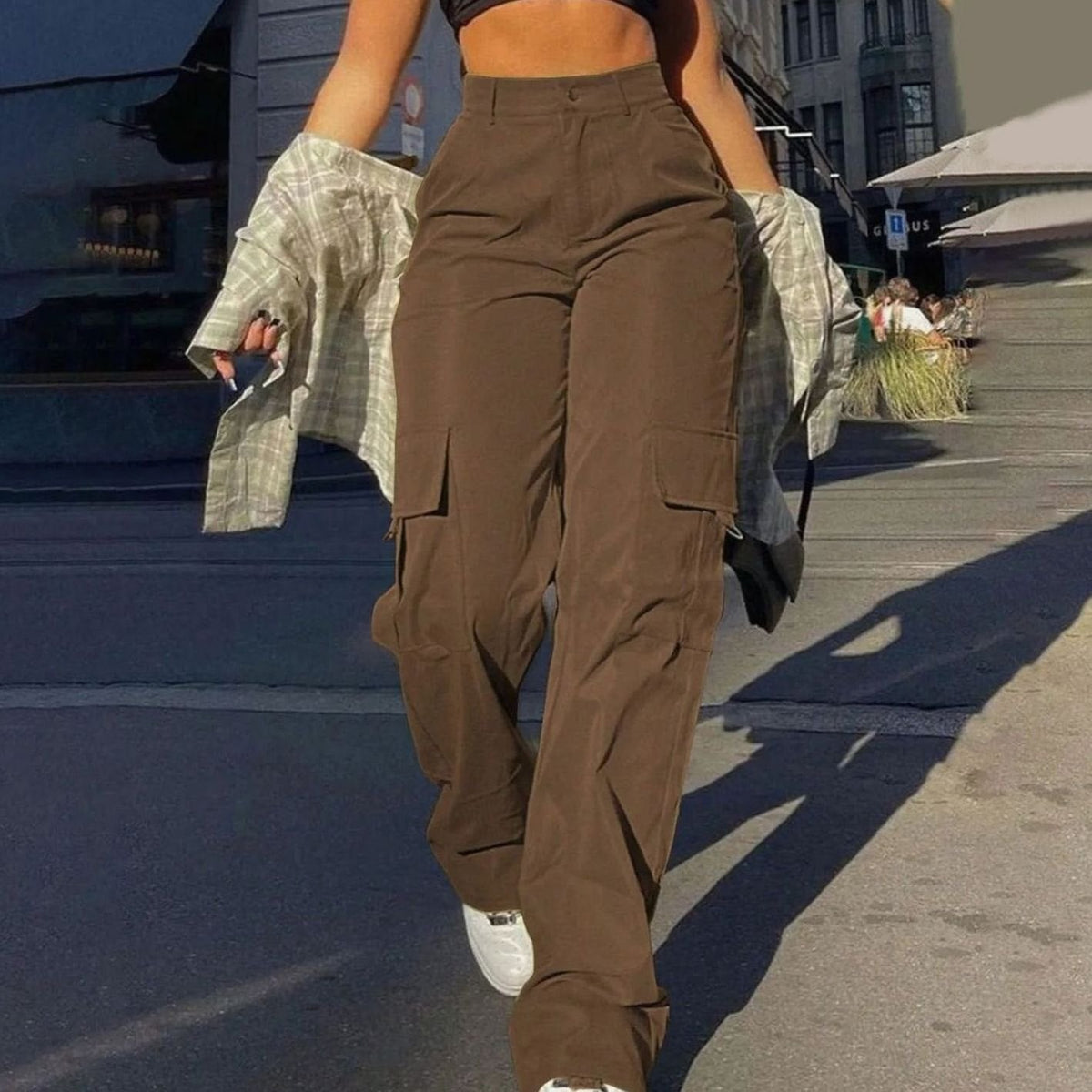 Pantalón cargo ancho combinado con top y zapatillas para look diario