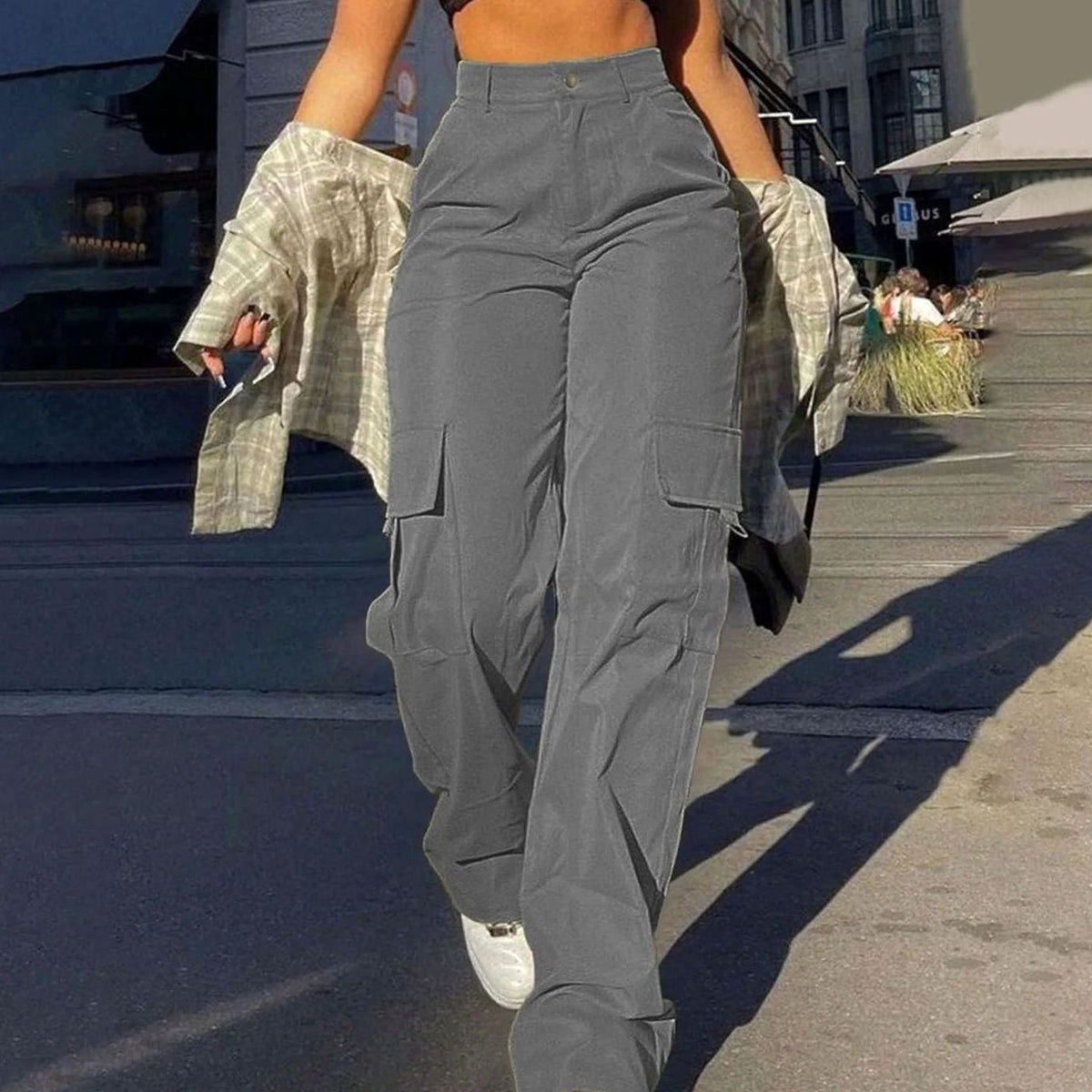 Pantalón cargo de mujer en color disponible, vista de espalda