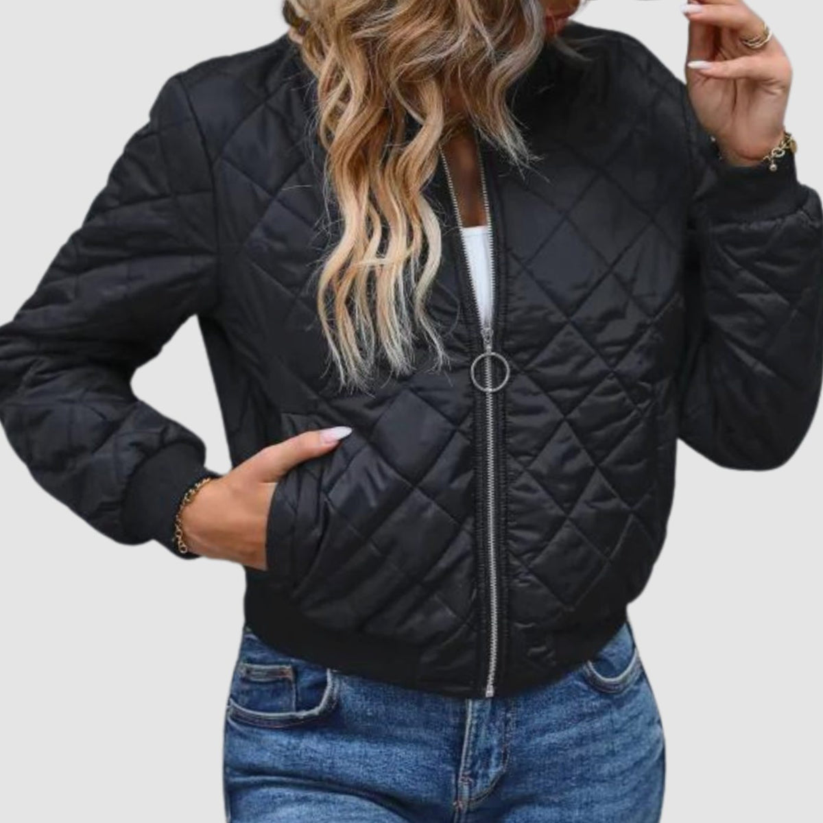 Cazadora bomber corta acolchada en rombos color negro para mujer, vista frontal con cremallera