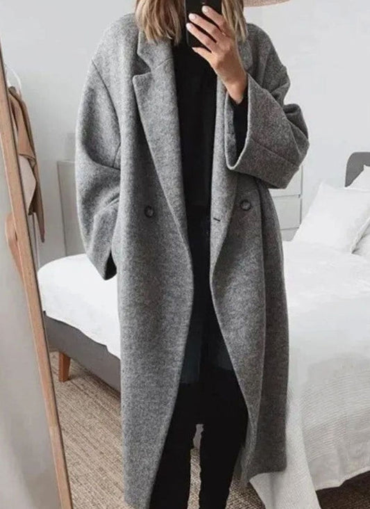 Mujer con abrigo largo cruzado oversize TESORA en look de invierno