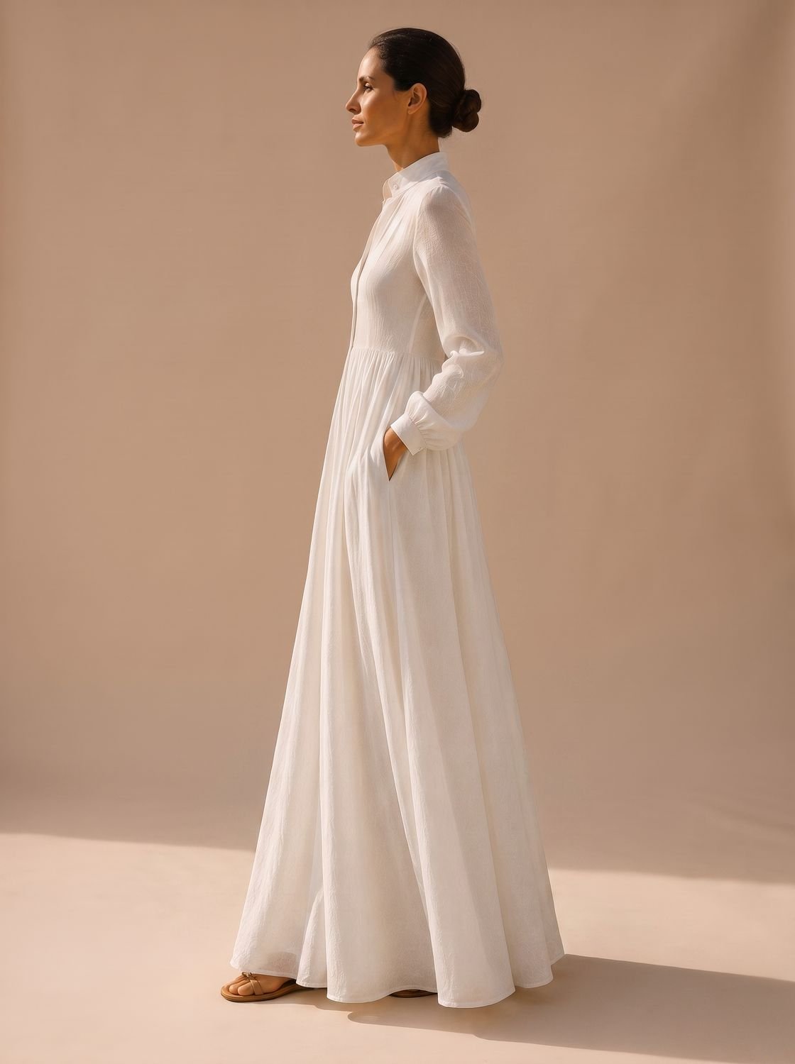 Detalle del cuerpo plisado y bolsillos laterales del vestido TESSALYN