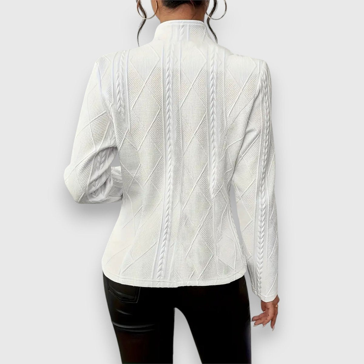 Cárdigan de punto en color blanco con cuello alzado