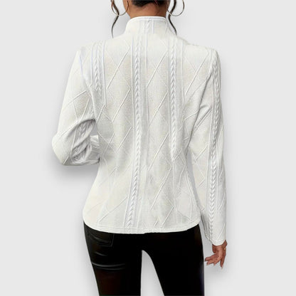 Cárdigan de punto en color blanco con cuello alzado