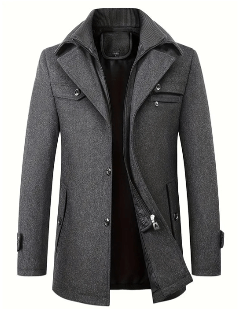 Hombre luciendo el abrigo de lana THORSEN en look de invierno