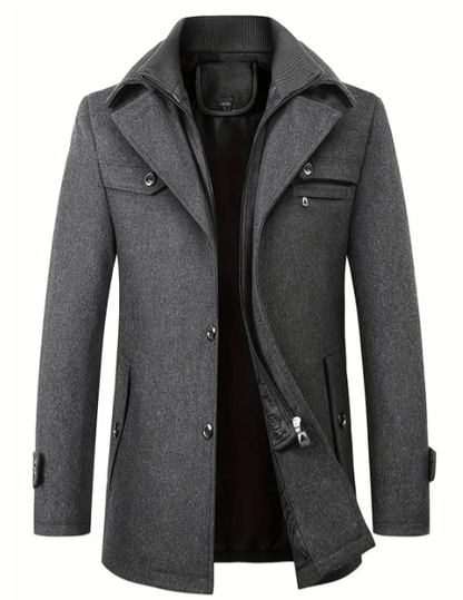 Hombre luciendo el abrigo de lana THORSEN en look de invierno