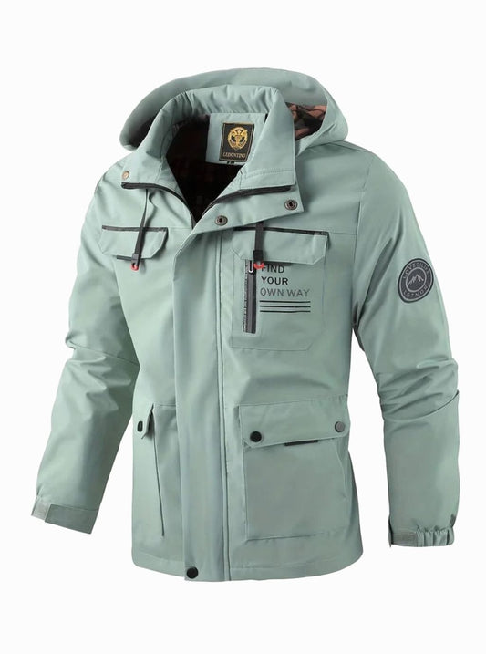 Hombre con chaqueta impermeable acolchada THORVIK con capucha en ambiente invernal