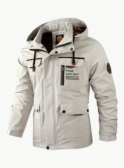 Vista frontal de la chaqueta acolchada con cremallera y bolsillos