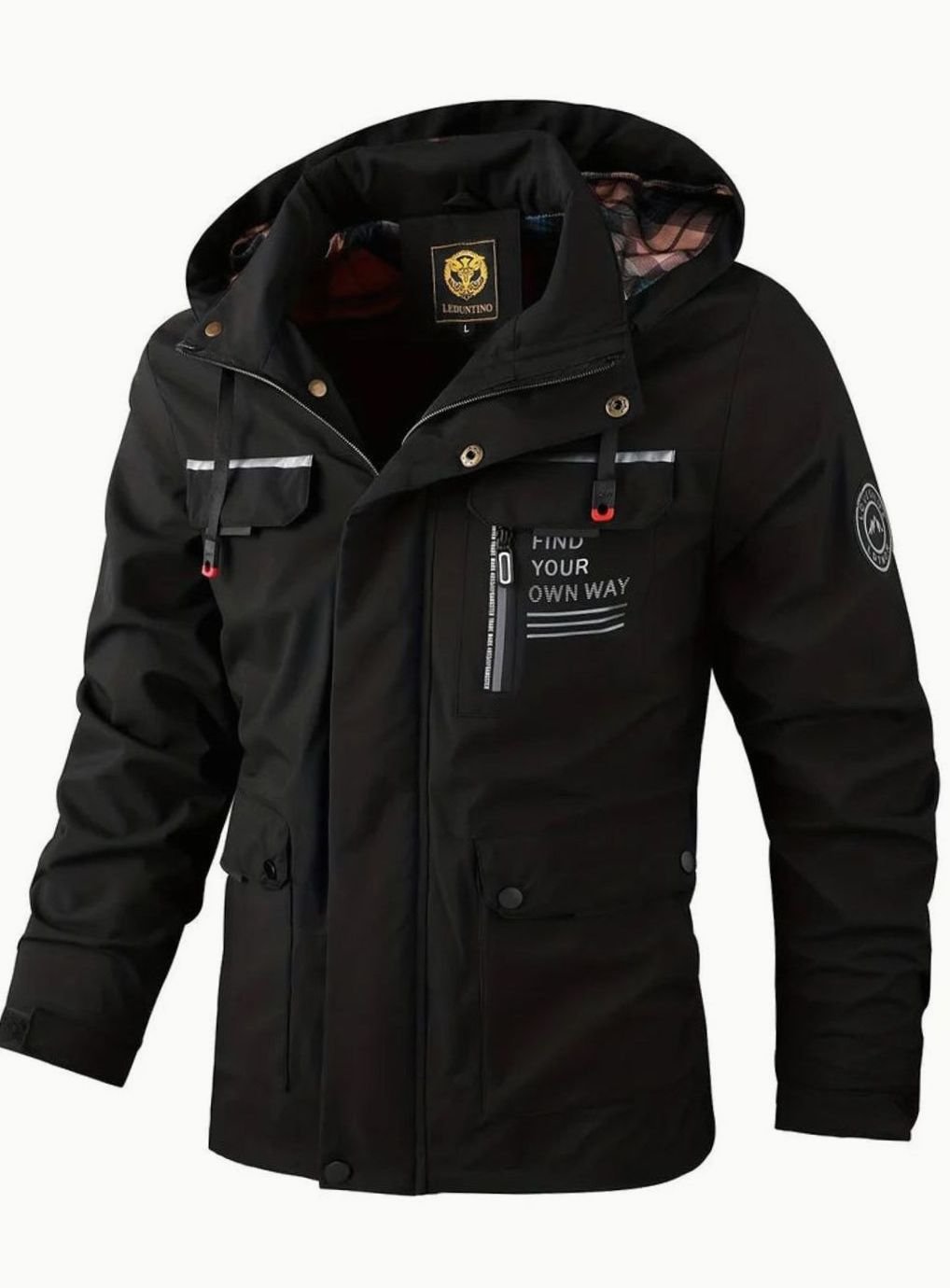 Detalle de los bolsillos inferiores con broche de la chaqueta THORVIK