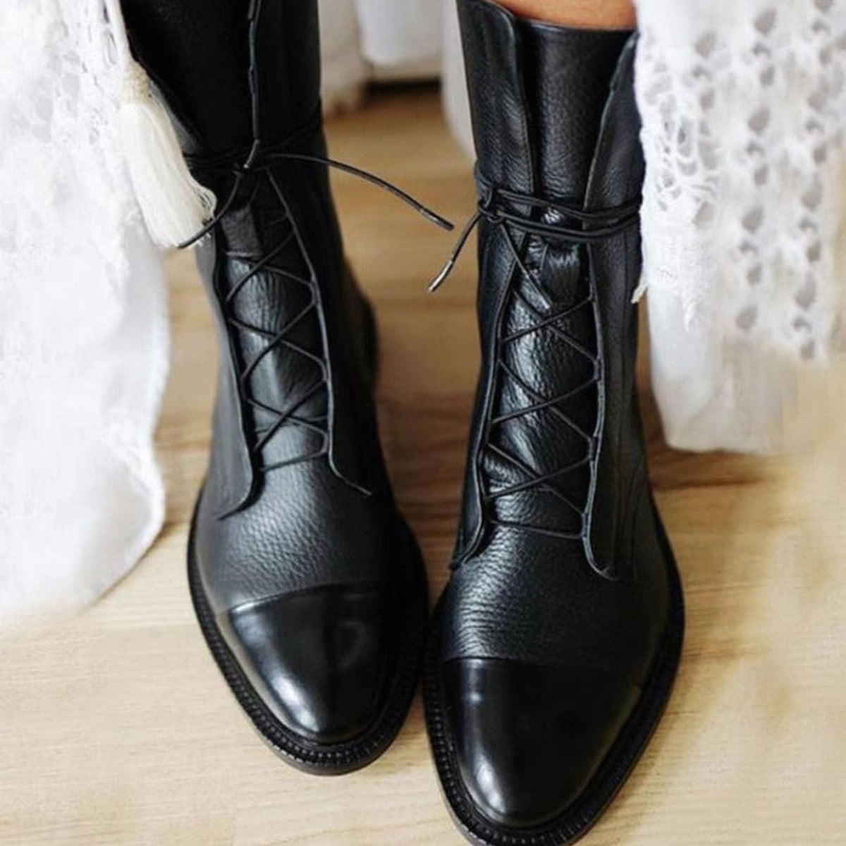 Vista lateral de las botas de cordones TIBRENA con cierre ajustable