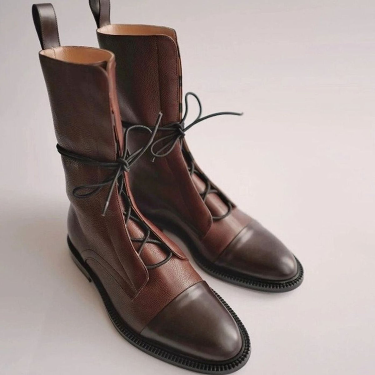 Botas TIBRENA de caña media combinadas con look urbano casual