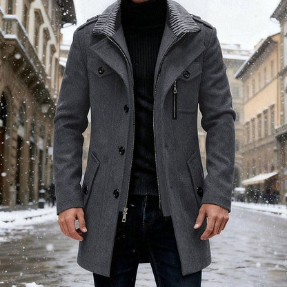 Hombre con abrigo cruzado TORVALEN de corte entallado en look invernal