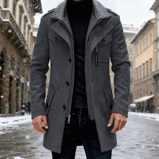 Hombre con abrigo cruzado TORVALEN de corte entallado en look invernal