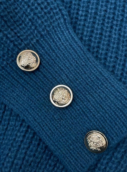 Mujer con jersey de cuello de pico azul combinado con vaqueros
