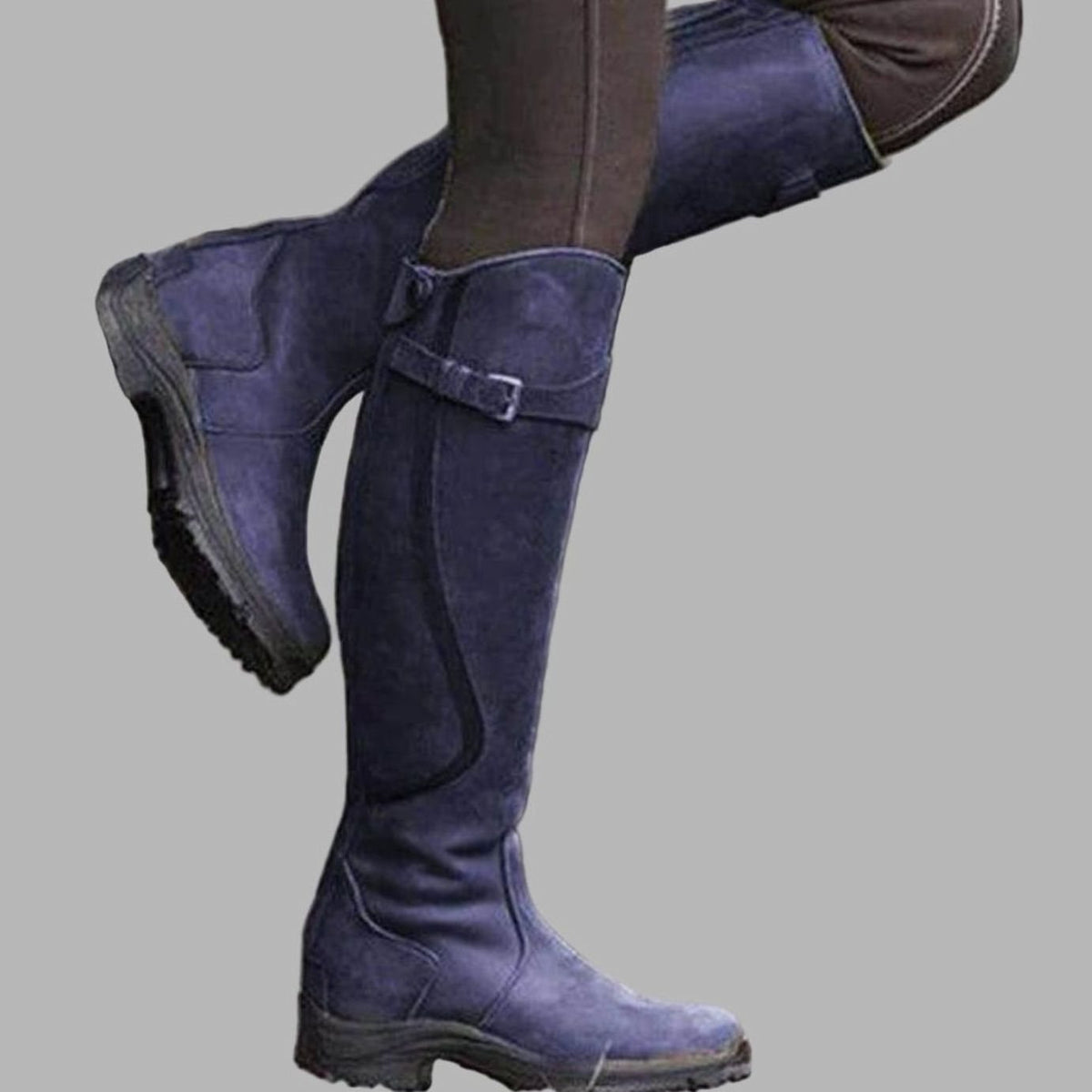 Botas de cuero hasta la rodilla combinadas con vaqueros para look country