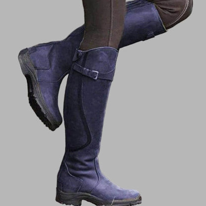Botas de cuero hasta la rodilla combinadas con vaqueros para look country