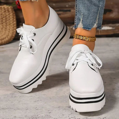 Zapatillas TRESSLY combinadas con vaqueros en look urbano casual