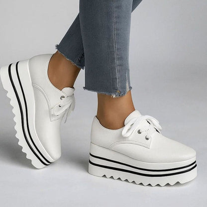 Puntera cuadrada de las zapatillas Oxford de plataforma TRESSLY en primer plano