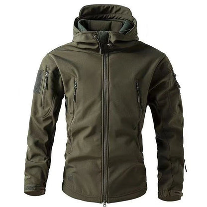 Hombre con chaqueta TUNDREK practicando senderismo al aire libre