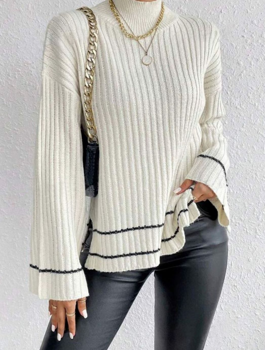 Jersey NÓRDICA oversize de punto canalé en look casual con vaqueros
