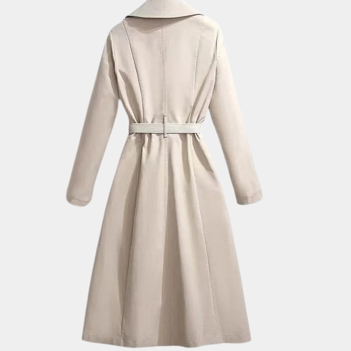 Gabardina beige con cinturón anudado a la cintura